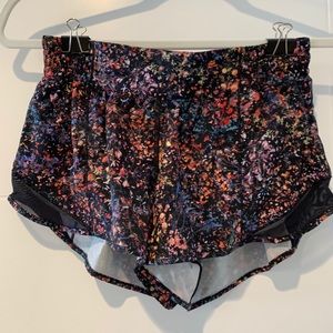 LuluLemon Hotty Hot Short II 2.5” - Size 6